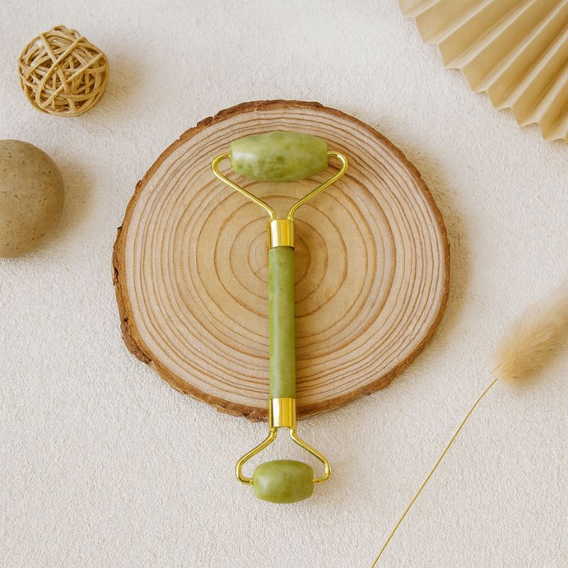 Rouleau de jade vert sur support bois dans une ambiance naturelle et apaisante
