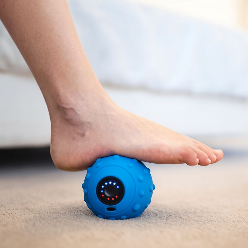 Utilisation de la balle de massage vibrante sous un pied