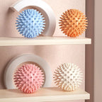 Balles de massage picots colorées rangées sur une étagère décorative moderne