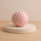 Balle de massage pieds rose sur socle, texture à picots pour détente musculaire
