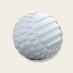 Boule de massage bleue avec picots en relief vue de près