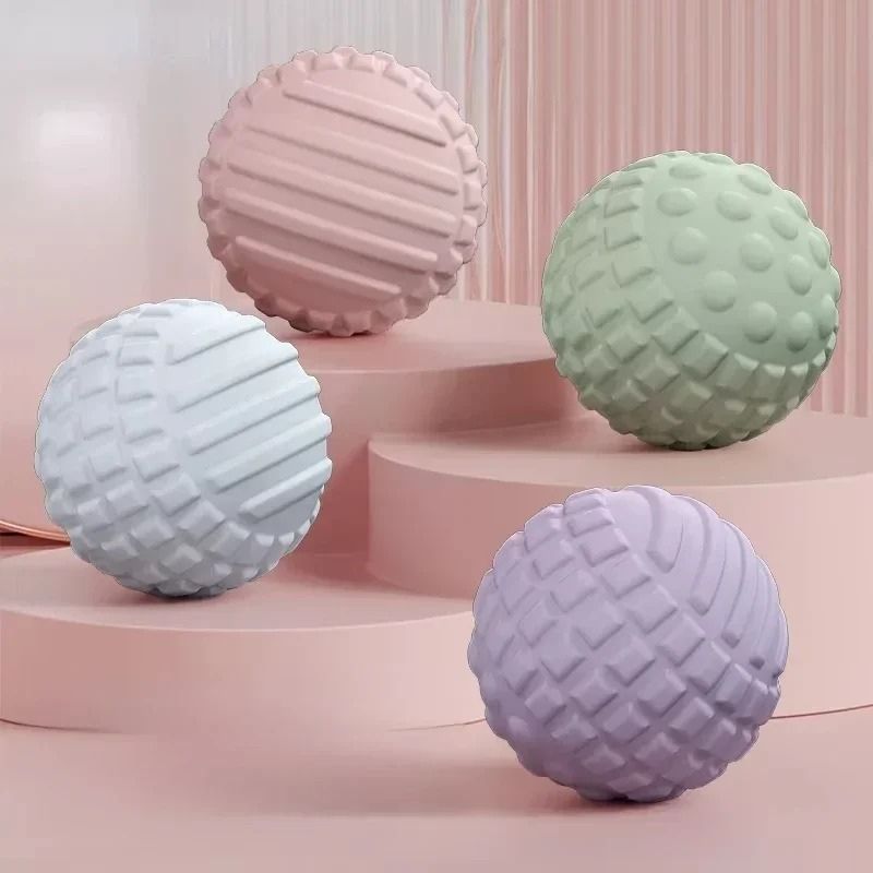 Lot de boules de massage de différentes couleurs en exposition