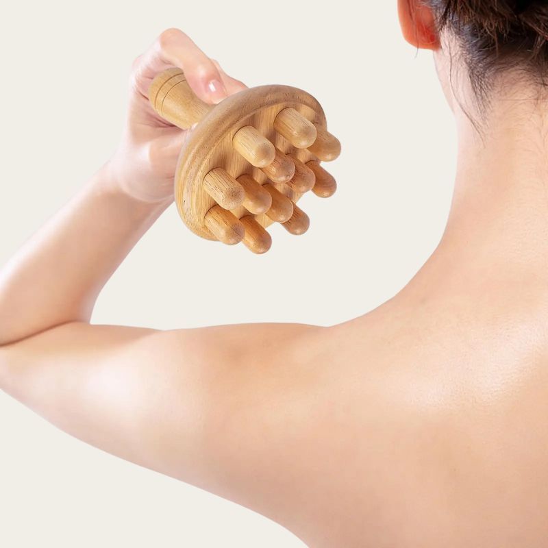 Utilisation du Champignon de Massage – Accessoire Maderotherapie sur l’épaule pour relâcher les tensions
