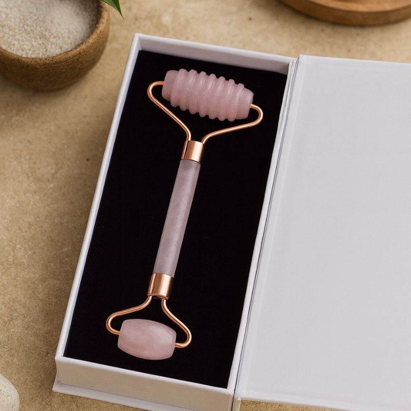 Boîte du rouleau Quartz rose présentée dans un environnement naturel et décoratif