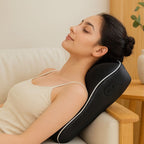 Personne utilisant un coussin de massage pour la nuque et les cervicales sur un canapé