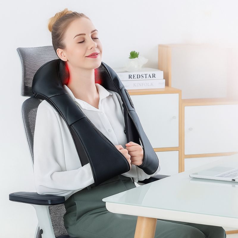 coussin massant shiatsu noir au bureau