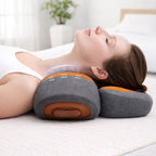 femme utilisant un coussin massant cervicales