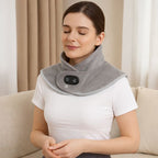 Coussin massant chauffant porté sur la nuque, position assise confortable et posture naturelle