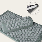 Détail du tissu et des picots du tapis d'acupression fleurs grises