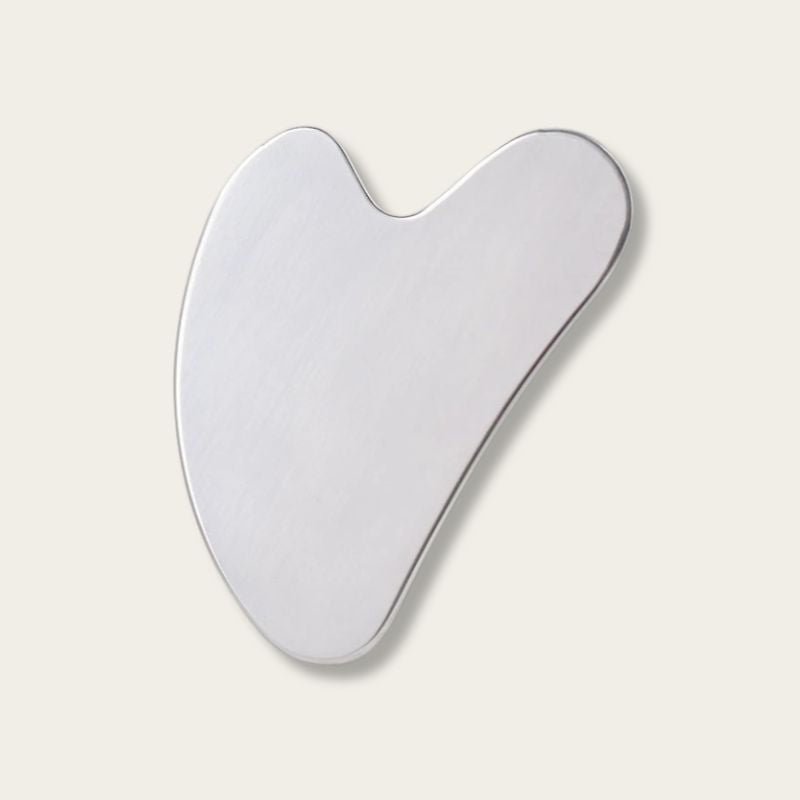 Pierre de Gua Sha en acier inoxydable vue de face, outil de massage visage lisse et ergonomique