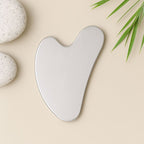 Accessoire Gua Sha acier inoxydable sur fond naturel 