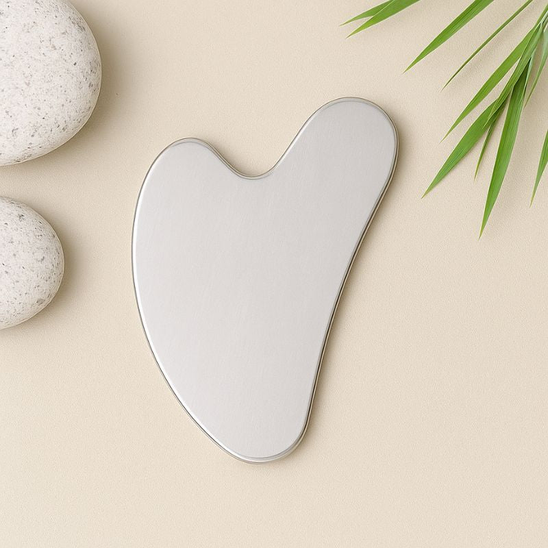 Accessoire Gua Sha acier inoxydable sur fond naturel 