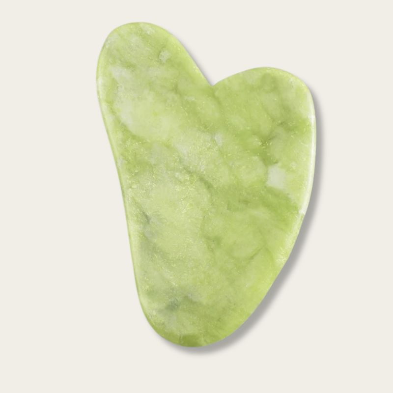Pierre Gua Sha Jade vue de face sur fond clair, outil de massage pour le visage