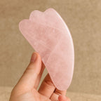 Gua Sha Quartz Rose dans un univers zen