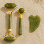 Kit de massage jade composé d’un rouleau à picots, d’un rouleau à boule et d’une pierre Gua Sha
