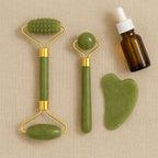 Kit Gua Sha et rouleau de jade avec accessoires, flacon de soin et outils de massage sur fond neutre