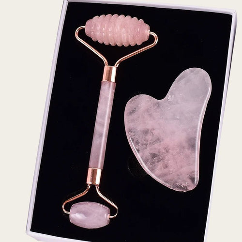 Kit massage visage en quartz rose avec rouleau à picots et pierre Gua Sha dans un coffret élégant