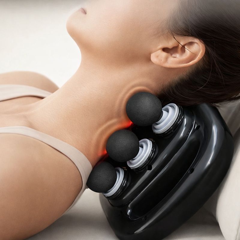 Massage de la nuque avec un pistolet de massage tendinite à six têtes pour relâcher les tensions