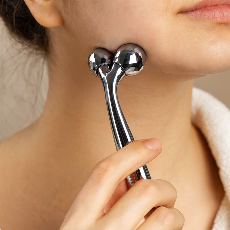 Utilisation du roll on visage chrome sur la joue