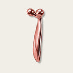 Roll on visage rose gold en vue verticale sur fond clair