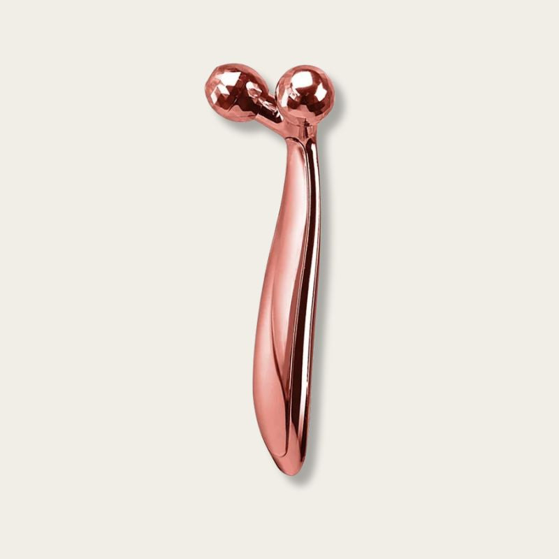 Roll on visage rose gold en vue verticale sur fond clair