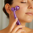 Roll on visage violet en utilisation sur le contour du visage