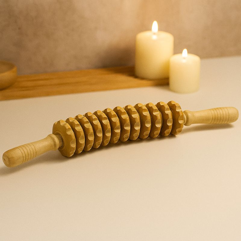 Rouleau de Massage en Bois Anti Cellulite posé sur une table dans une ambiance spa avec bougies allumées