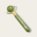 Rouleau de jade à boule utilisé pour les zones sensibles du visage comme le contour des yeux