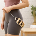 Utilisation du rouleau Maderotherapie sur la zone des cuisses et hanches, outil de massage anti-cellulite