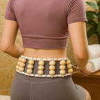 Massage des lombaires avec un rouleau Maderotherapie en bois, technique de relaxation manuelle