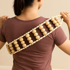 Femme utilisant le rouleau Maderotherapie sur le haut du dos pour soulager les tensions musculaires