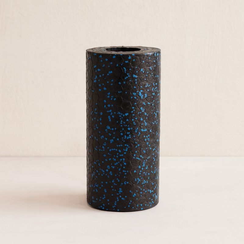 rouleau de massage dos noir et bleu