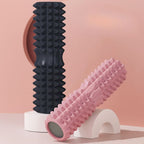 Deux rouleaux de massage dos, noir et rose mettant en valeur leur texture 3D et leur design ergonomique.
