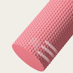 Zoom sur picot pentagonal du rouleau massage jambe pour un massage ciblé et profond