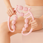 Femme utilisant un rouleau de massage mollet rose pour effet anti-cellulite
