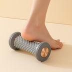 Femme massant la voûte plantaire avec un rouleau de massage pied