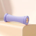 Rouleau de massage pied violet avec picots en relief pour détente plantaire et bien-être