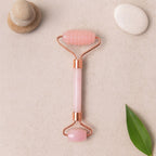 Rouleau de massage en quartz rose dans un décor naturel apaisant