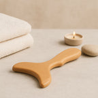 Spatule en bois sur serviette beige avec accessoires spa dans une ambiance zen