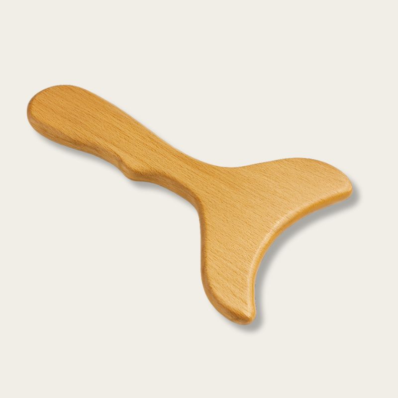 Spatule en bois naturelle posée sur fond neutre, vue produit détaillée
