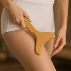 Utilisation de la spatule en bois sur la cuisse d’une femme pour un massage lymphatique