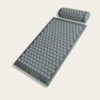 Tapis d'acupression fleurs grises avec coussin sur fond clair