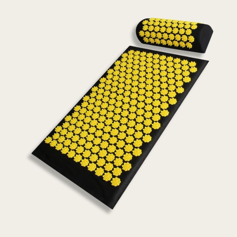 Tapis d'acupression fleurs jaunes avec coussin sur fond beige
