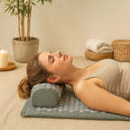 Femme détendue sur tapis d'acupression à fleurs grises dans un cadre bien-être