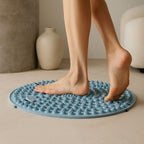 Utilisation tapis acupression pieds bleu pour massage plantaire