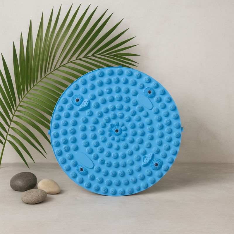 Tapis acupression pieds bleu dans un décor zen minimaliste
