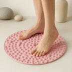 Massage sur tapis acupression pieds rose