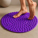 Massage des pieds sur tapis acupression pieds violet