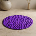 Tapis acupression pieds violet dans un décor zen minimaliste