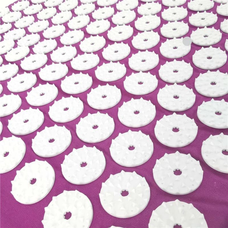 Zoom sur les picots blancs du tapis de Fakir pour acupression efficace